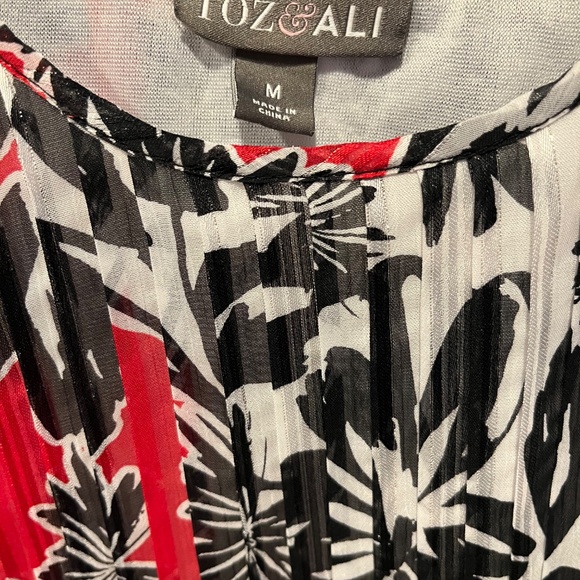 Roz & Ali Size Medium Black, Red, and White Top - Picture 2 of 5